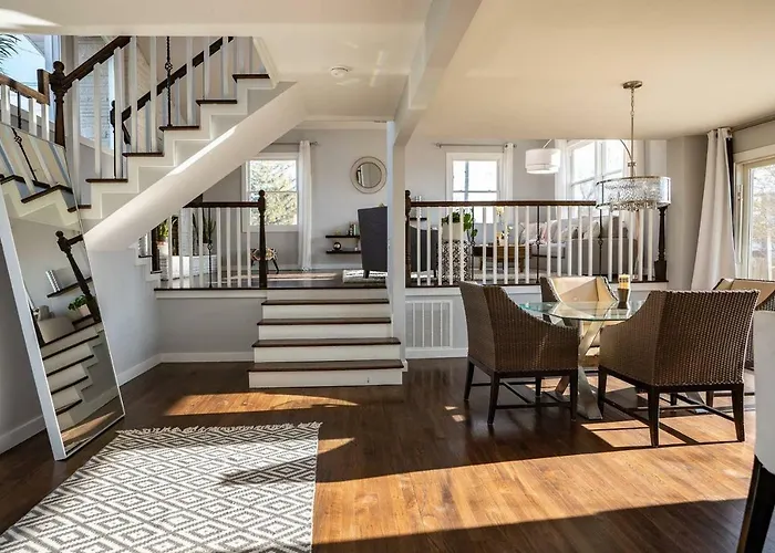 Modern Luxury Family Getaway Near Beach Casinos